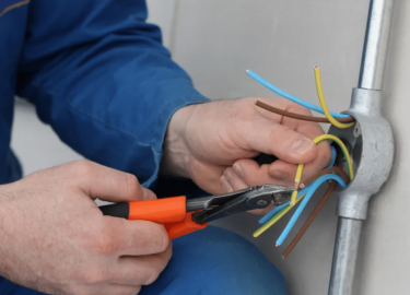 Узнайте о ценах на замену проводки в квартирах Санкт-Петербурга, проблемах, с которыми можно столкнуться, и решениях, которые предлагает наша компа...