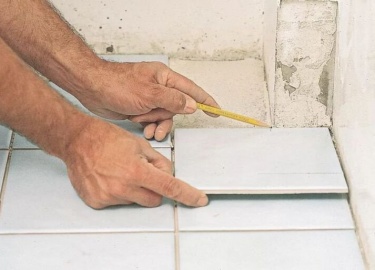 Укладка плитки &mdash; это важный этап в ремонте, который требует не только профессионализма, но и понимания стоимости услуг плиточников. 
