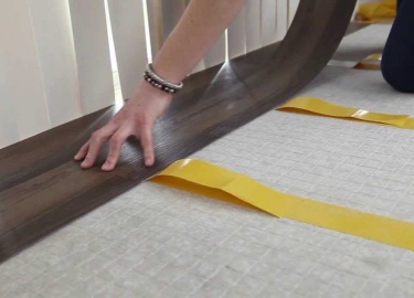 Укладка линолеума &mdash; это задача, с которой сталкиваются многие, решая вопрос оформления пола в своем доме или квартире.
