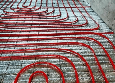 Узнайте, как положить теплый пол в Санкт-Петербурге, какие существуют технологии и материалы, а также как выбрать подходящую компанию для выполнени...