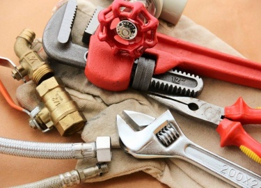 Ситуации, когда требуется вызвать сантехника на дом в СПб, могут возникнуть внезапно и вызвать немалые неудобства. Протечка трубы, засор в унитазе ...