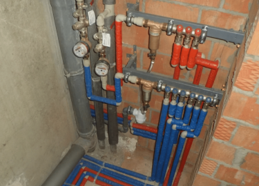 Замена труб в ванной и туалете &ndash; важная задача, которую не стоит откладывать на потом. С течением времени старые трубы могут терять свои функ...