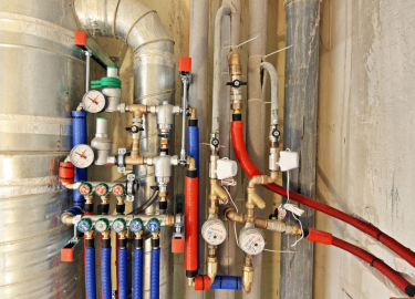 Замена труб в квартире и доме &mdash; это важное мероприятие, которое связано с обеспечением надежного водоснабжения.
