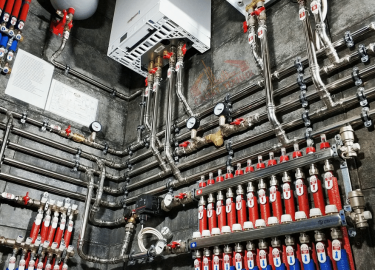 Подробный гид по сантехнике в Комфорт Стиль: топ-бренды 2025 (Grohe, Hansgrohe, Roca), таблица материалов (акрил vs чугун), выбор для маленьких/бол...