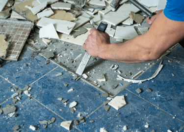 Узнайте, как правильно выполнить демонтаж плитки в ванной комнате в Санкт-Петербурге. Мы расскажем о необходимых инструментах, этапах работы и пред...