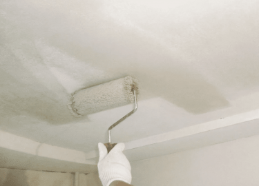 Узнайте, как правильно выполнить грунтовку потолков, чтобы избежать проблем с отделкой. Стоимость услуги составляет 95 ₽ за м&sup2;.
