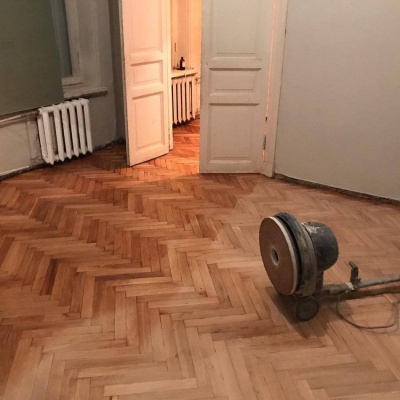 Рабочий процесс: шлифовка пола в квартире.